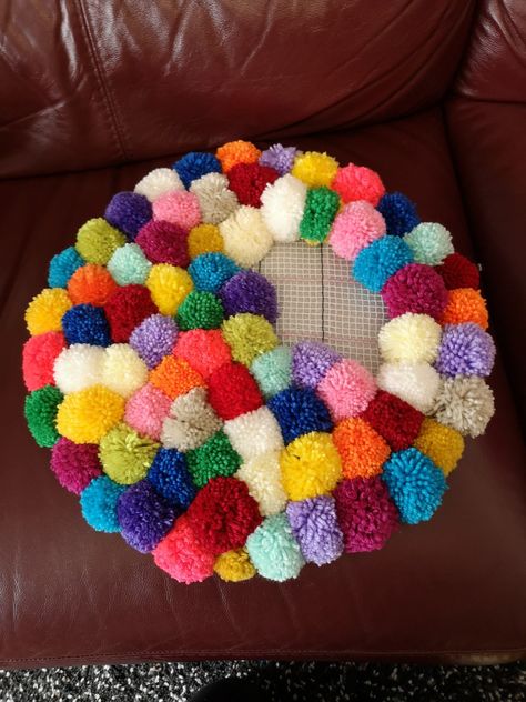 Diy Pompom Rug, Diy Pom Pom Rug Without Mat, Pom Pom Rug Designs, Pompom Rugs, Diy Pom Pom Rug, Wool Crafts Diy, Pom Pom Rug, Pillows Decorative Diy, Diy Pom Pom