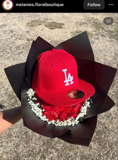 Flower Bouquet For Men With Hat, Guy Hat Bouquet, Ramo Buchon For Boyfriend, Flowers For Guys Gift For Men, Cap Bouquet For Boyfriend, Hat Flower Bouquet For Boyfriend, Bouquet Of Flowers With Hat For Men, Hat Ramos For Guys, Fitted Hat Bouquet