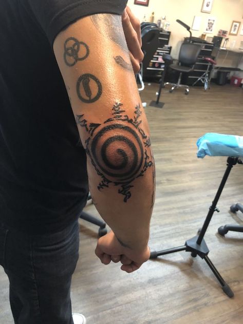 Naruto Seal Tattoo, Naruto Seal, Anime Tats, Gaara Tattoo, Naruto Tattoos, The Hokage, Arm Tattoos For Guys Forearm, Seal Tattoo, Half Sleeve Tattoos Forearm