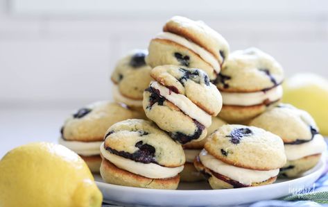 Blueberry Lemon Whoopie Pies - delicious lemon dessert recipe Lemon Whoopie Pie Recipe, Lemon Whoopie Pies, Delicious Lemon Desserts, Dessert Lemon, Whoopie Pie Recipe, Spring Recipes Dessert, Spring Dessert, Lemon Dessert, Whoopie Pie