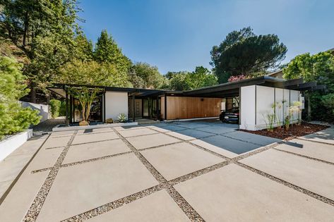 Immaculate California Post and Beam Home for Sale Modern Driveway, Post And Beam Home, Mid Century Exterior, Modern Front Yard, Driveway Design, Driveway Landscaping, Paver Driveway, Modern Landscape Design, Concrete Driveways