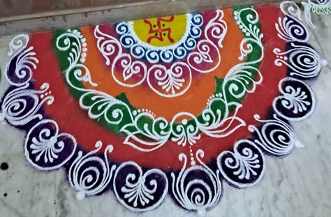 Half Circle Sanskar Bharti Rangoli, Half Sanskar Bharti Rangoli, Lakshmi Pooja Rangoli Designs, Round Rangoli Design Simple, Semicircle Rangoli Designs, Half Rangoli Designs, Semi Circle Rangoli Designs, Half Circle Rangoli Designs, பொங்கல் கோலம்