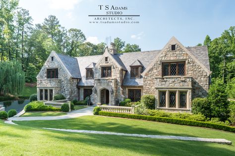 English House Exterior, Old English Home, Aerys Targaryen, Old English Manor, Cottage Mansion, English Country Manor, English Manor Houses, Cool Tree Houses, Tudor Style Homes