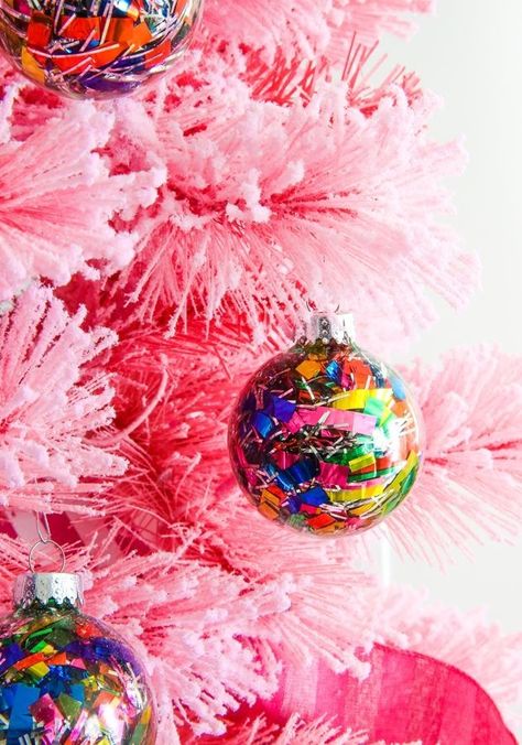 Tinsel Ornaments Diy, Tinsel Decor, Diy Tinsel, Tinsel Ornaments, Christmas Tree Train, Vintage Edit, Christmas Kitsch, Christmas Party Crafts, Dream Christmas