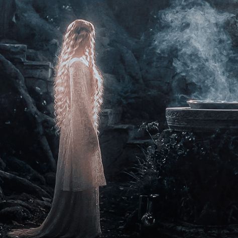 Fellowship Of The Ring Aesthetic, The Ring Aesthetic, Tolkien Wallpaper, Galadriel Lotr, Avalon High, Moon Elf, Lotr Elves, Ring Aesthetic, Pretty Costume