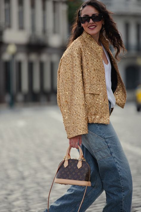 Casual bomber outfits inspiration Gold Jacket Outfit, Gold Trend, Gold Jacket, Leather Jacket Outfits, Jacket Outfit, Classy Casual Outfits, Classy Casual, Casual Chic Outfit, Chanel Fashion