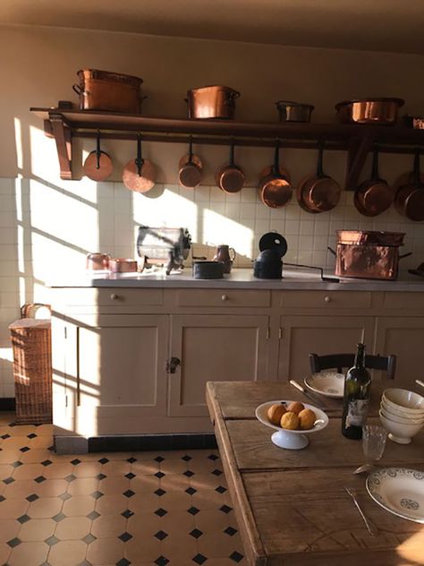 Haute Artisane Journal – No. 11 Victor Grandpierre’s Signature at Chateau de La Motte-Tilly France 17 February 2019 kitchen cuisine copper cuivre French Chateau Kitchen, France Kitchen, Chateau Kitchen, Gustavian Interiors, Country Kitchen Ideas, Chateaux Interiors, Country Vibes, Houses In France, Concrete Kitchen