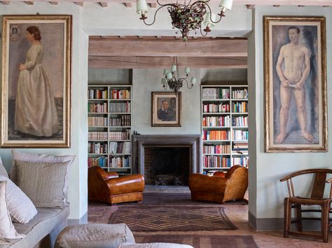 Interior designer Paola Navone used both modern and rustic elements in her restoration of a former Armani exec’s centuries-old Tuscan villa. Italian Villa Interior, Rustic Italian Home Decor, Style Toscan, Rustic Italian Home, French Interior Design, Paola Navone, Interior Design Per La Casa, Tuscan Design, Italian Interior Design