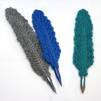 Small Knitting Projects, Crochet Feather, Quill Pen, Free Knitting Patterns, Purl Stitch, Knitted Wit, Crochet Flower Tutorial, Feather Pattern, Yarn Sizes