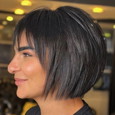 Sharp Bob with Cheekbone-Skimming Bangs Wispy Bob With Bangs, Bob With Bangs Red Hair, Short Wavy Bob, Choppy Bob Haircuts, Bob Hairstyles With Bangs, Polished Hair, Black Bob, Stunning Hairstyles, Shorter Hair