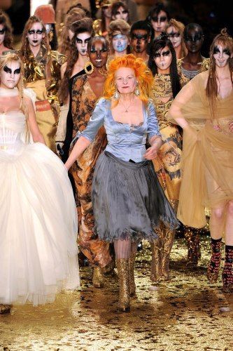 Designer Vivienne Westwood and her collection. Vivienne Westwood Punk, Vivienne Westwood Fashion, English Fashion, Elisabeth Ii, Advanced Style, New Wave, British Style, Punk Fashion, Kanye West