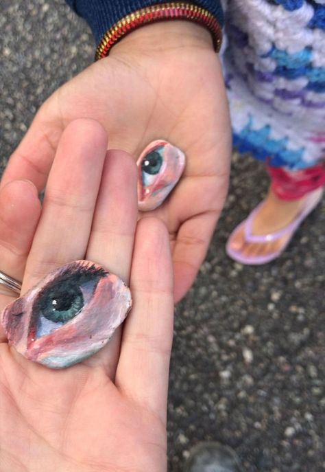 I Collect Rocks, Paint Eyes On Them And Return Them To The Landscape To Be Found Or Lost Forever (10 Pics) Paint Eyes, Lost Forever, Arte Peculiar, Realistic Eye, Tanah Liat, Eye Painting, Paint Rock, Rock Painting Art, Artist Paint