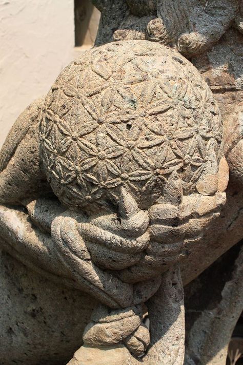 There is a 3D Flower of Life at the entrance to the Grand Palace in Bangkok, Thailand. Grand Palace Bangkok, Holographic Universe, Third Eye Opening, Fu Dog, Grand Palace, Sacred Geometry Art, Sacred Architecture, Ancient Technology, Seed Of Life