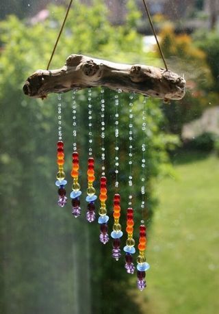 If you want a tiny decor feature in your garden that can bring a smile on faces whenever anyone sees it then how about a wind chime? There is something so happy about a wind chime, isn’t it? And if yo Boho Projects, Carillons Diy, Funny Vine, Diy Wind Chimes, Driftwood Crafts, Rainbow Beads, Driftwood Art, Diy Tips, Nature Crafts