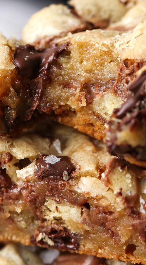 Twix Blondies Recipe, Desserts With Twix Bars, Squares And Bars Recipes Easy, Twix Desserts, Twix Dessert Recipes, Twix Blondies, Twix Recipes, Poker Food, Twix Bars Recipe