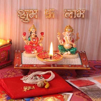 Dhanteras Pooja, Laxmi Ganesh Murti, Lakshmi Pujan, Indian Decor Diy, Laxmi Murti, Rangoli Decoration, Ganesh Lakshmi, Laxmi Idol, Diwali Story