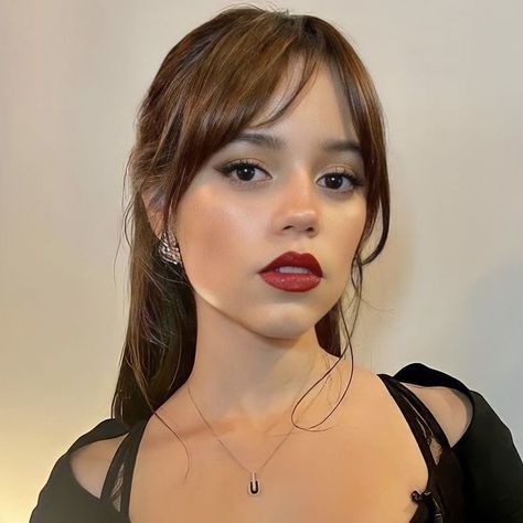 Jenna Ortega Makeup, Makup Looks, American Movie, Bollywood Hairstyles, Haircuts Straight Hair, Jenna Ortega, Pretty Makeup, Makeup Inspiration, Hair Tutorial