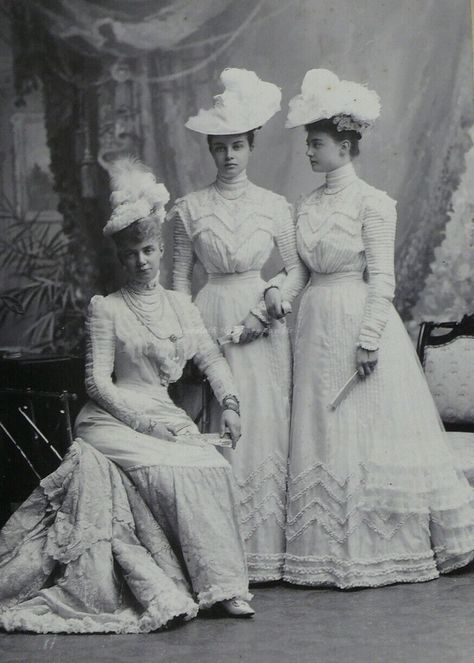 Princess Thyra, Duchess of Cumberland ( sitting) with daughters, Olga ( middle) and Alexandra. Early 1900s 1900s Aesthetic, 1900 Fashion, Half Brother, The Royal Collection, Edwardian Dress, Princess Beatrice, Retro Pin Up, Victorian Clothing, Princess Victoria