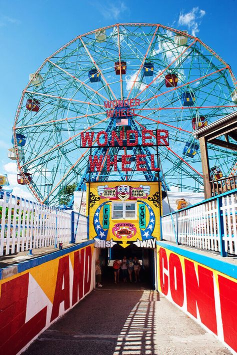 Wonder Wheel ride in Coney Island, Brooklyn, New York.  This famous ferris wheel from 1920 is something that you must experience in Coney Island! #coneyisland #brooklyn #NYC #Newyorkcity #newyork #ferriswheel #amusementparks Coney Island Amusement Park, Wonder Wheel, Coney Island Baby, New York City Vacation, Ferris Wheels, Places In New York, Carnival Rides, Parc D'attraction, Fun Fair