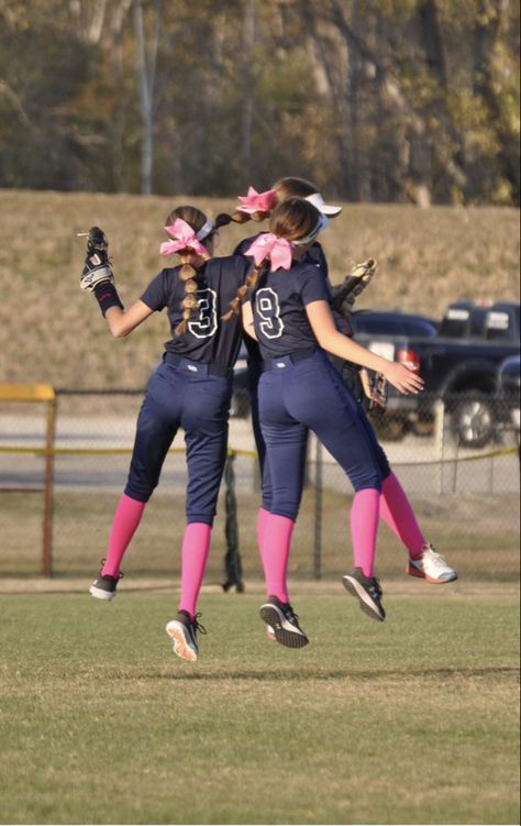 Softball Pictures Ideas, Softball Homerun, Softball Poses With Friends, Softball Bouquet, Pink Softball Aesthetic, Softball Practice, Softball Pfp, Softball Fits, Softball Girl Aesthetic