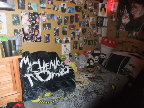 My. Emo room Emo Furniture, Older Brother Core Room, 2000s Emo Room, 00s Room, Emo Room, Fall Adventures, Grunge Bedroom, 2023 Board, 2000s Emo