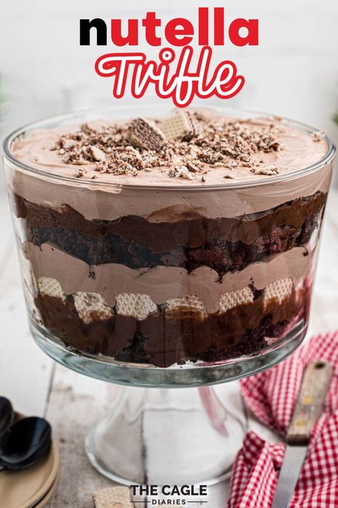 This nutella trifle is the perfect dessert for any special gathering, say for a Thanksgiving dessert, or a birthday. It's super easy to put together too, so could be a weekend dessert too. Decadent, rich and oh so comforting. Nutella Trifle Desserts, Thanksgiving Recipes Dessert Trifle, Fall Trifle Desserts, Thanksgiving Trifle Desserts, Dessert Trifle Recipes, Birthday Trifle, Kit Kat Trifle, Nutella Trifle, Chocolate Cheesecake Trifle