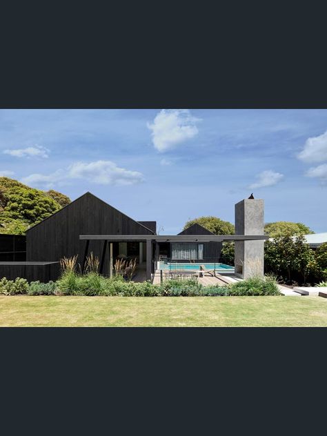 Wanaka House, Prefab Architecture, Barn Architecture, Moon House, Floating Architecture, Black Houses, Port Douglas, Modern Barn House, Minimal House Design