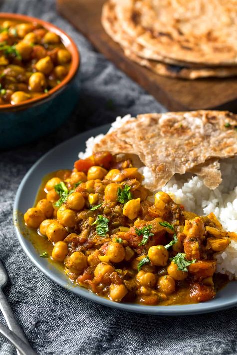 Chana Masala (Chickpea Curry) Saag Gosht, Daring Gourmet, Palak Chicken, Chana Masala Recipe, Light Dinners, Leafy Green Salads, African Recipes, Chickpea Curry, Chickpea Recipes