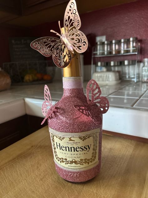 Pink Hennessy Bottle, Hennessy Decorated Bottle, Blinged Alcohol Bottles, Bedazzled Hennessy Bottle, Customized Liquor Bottles, Liquor Bottle Decorating Ideas, Bottle Decoration Ideas Birthday, Hennessy Bottle Decor Diy, Decorated Hennessy Bottle