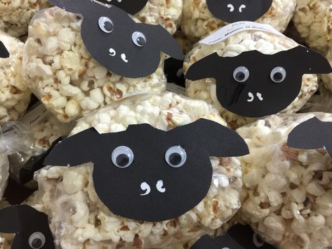 Sheep snack- popcorn (nice for Eid) Material: - -sheep face template (cut out… Sheep Cakes, Eid Ul Adha Crafts, Eid Activities, Sheep Cake, Timmy Time, Eid Crafts, Eid Party, Popcorn Bar, Ramadan Crafts