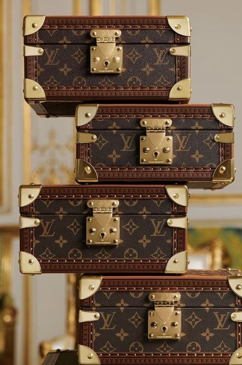 Louis Vuitton Trunks, Online Stories, Louis Vuitton Trunk, Louis Vuitton Luggage, Romantic Paris, Louis Vuitton Store, My Best Life, French Fashion Designers, Vintage Luggage