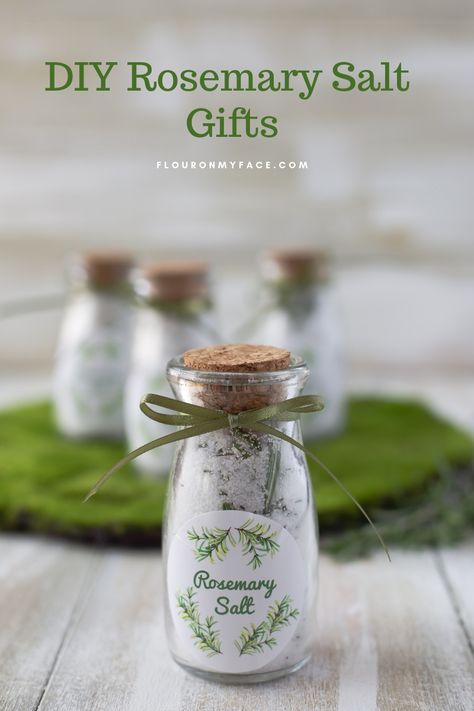 How to package and decorate DIY Rosemary Salt Gifts in small glass bottles. Small Glass Bottles Ideas, Rosemary Salt Gift, Rosemary Diy Ideas, Rosemary Gifts, Salt Infusions, Flavored Salts Recipes, Infused Salts, Herb Salt Recipe, Flavored Salt