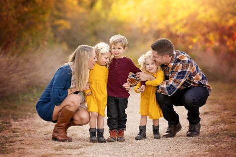 Family Style Guide : 3 Tips for Using Jewel Tones for Fall Photos Jewel Tone Photo Outfits, Jewel Tone Photo Shoot, Jewel Tone Family Photos, Jewel Tone Outfits, Lifestyle Shoot, Family Picture Outfits, Jewel Colors, Fall Family Photos, Family Photo Outfits