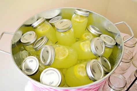 lemonade-mason-jar6 - Home Decorating Trends - Homedit Shower Punch, Mason Jar Drinks, Southern Baby, Lemon Slices, Flavored Water, Purim, Party Drinks, Sweet Tea, Wedding Food