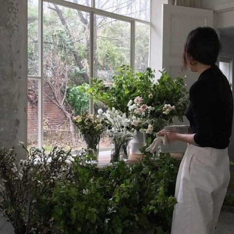 outofthisworld on Twitter: "arranging flowers ♡ https://t.co/k83eE4LSum" / Twitter Instagrammer, Green Aesthetic, My Flower, Flower Shop, Aesthetic Girl, Flower Power, Aesthetic Pictures, Florist, Planting Flowers