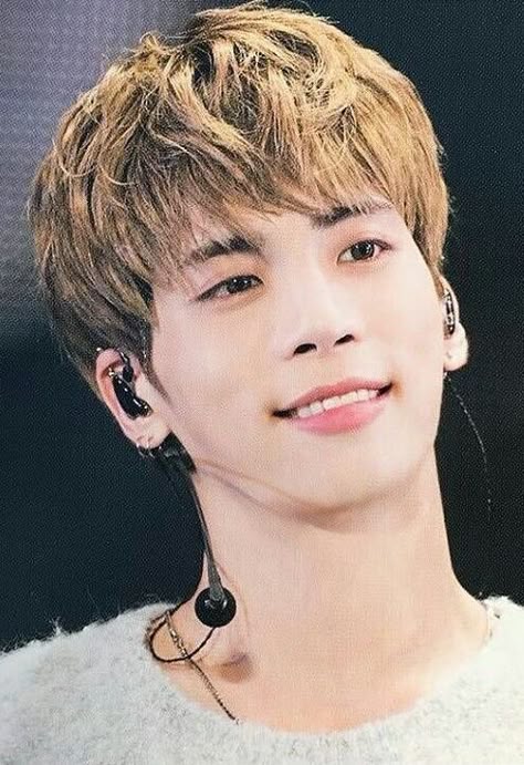 JongHyun💖 Onew Jonghyun, Shinee Jonghyun, Always Smile, Tv Host, Kpop Guys, Korean Singer, Singer Songwriter, Shinee, The Things