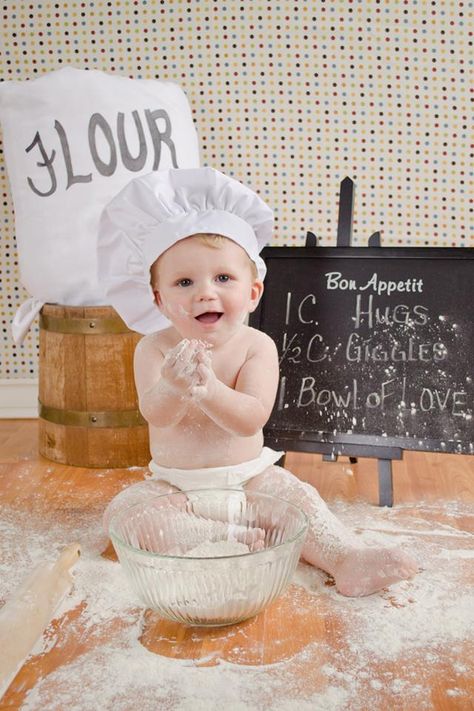 J'adore faire de la pâtisserie :-) Je veux être un bon chef pâtissier comme mon papa.... ^___^ Pour ça, il faut que je m'entraîne! ♡ ♡ ♡ ♡ Baby Chef, Baby Cooking, Baby Photoshoot Boy, Cute Babies Photography, Baby Boy Photography, Baby Boy Photos, Children Toys, Foto Baby, Foto Tips