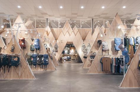 Ski Store Design, Camping Store, Commercial Display, Camping Shop, Retail Inspiration, Interior Design Awards, Ski Shop, Retail Store Design, Tradeshow Booth