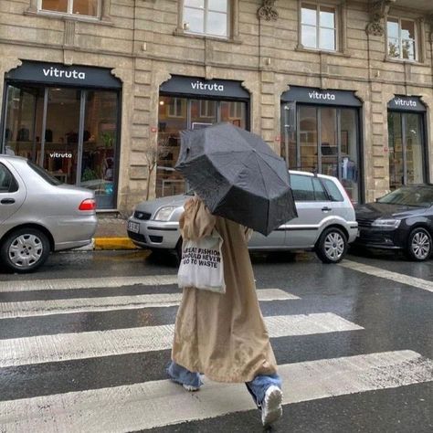 Rainy Day Poses, Old Money Aesthetic Outfit Hijab, Umbrella Picture Ideas, Raining Day Outfit Summer, Umbrella Aesthetic, Rainy Day Umbrella, Rainy Day Outfit Aesthetic, Rainy Day Outfits, Spirit Week Outfits