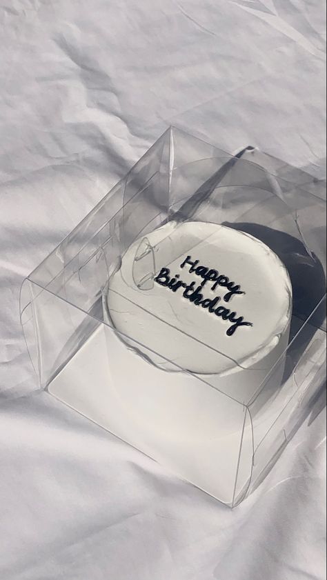 Tort Happy Birthday Boy, 19th Birthday Cake For Boys, Cake For My Boyfriend, Round Birthday Cakes, Happy Birthday To Me Quotes, Ugly Cakes, For My Bestie, Happy Birthday Black, Simple Birthday Party