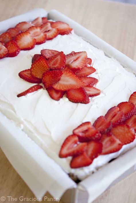 Clean Eating Canada Day Cake    I love how they used strawberries to make the canadian flag!  Awesome! Canada Day Cake, Boyfriend Board, Canada Party, Canada Day Crafts, Canada Day Party, Canada Holiday, Canadian Food, Delicious Treats, Party Foods