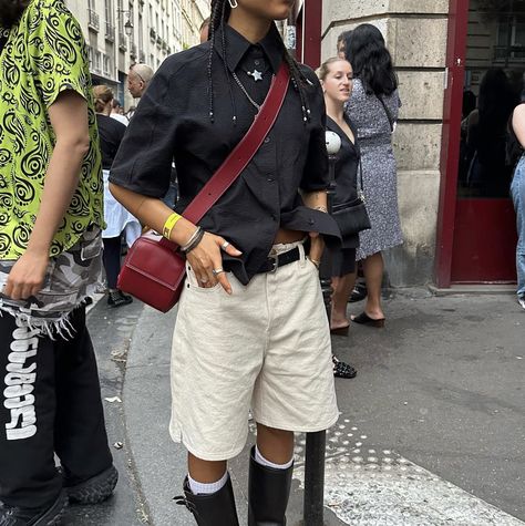 Masc Fashion Women Summer, Layered Summer Outfits, Uni Fits, High Black Boots, Fest Outfits, Cool Outfit, Red Purse, Streetwear Fashion Women, Mode Inspo