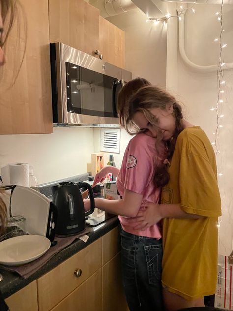 Kitchen, girls cooking, cooking aesthetic, dorm aesthetic, friends aesthetic Hang Out Ideas With Friends, Hang Out Ideas, Ideas With Friends, Hangout Ideas, Paloma, Hanging Out, With Friends