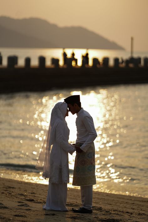 Malay Wedding Photoshoot, Malay Wedding Photography, Gambar Kahwin, Wedding Preparation Photos, Muslim Wedding Photos, Muslim Wedding Photography, Muslimah Wedding, Pre Wedding Photoshoot Outfit, Foto Wedding