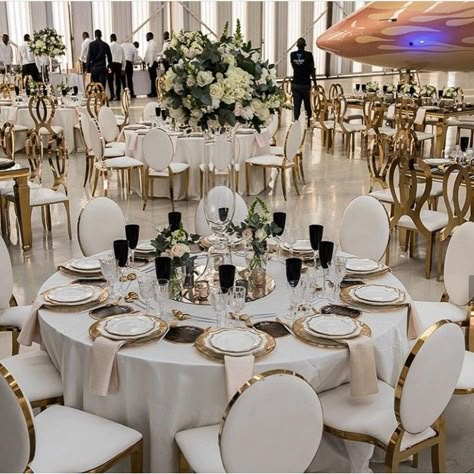 White And Gold Wedding Themes, Bridesmaids Champagne, Wedding Dinner Table Setting, Dream Wedding Reception, Elegant Wedding Reception, Gold Wedding Theme, Dream Wedding Decorations, 30th Wedding Anniversary, Arab Wedding