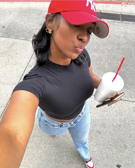 Nyc Hat Outfit Aesthetic, Drink Outfit Friday Night, Cap Outfit Black Woman, New York Hat Outfit Black Women, Visor Hat Hairstyles Black Women, La Hat Outfits For Women, Ny Hat Outfits For Women, Women Fitted Cap Outfit, Outfits With Fitted Hats Black Women