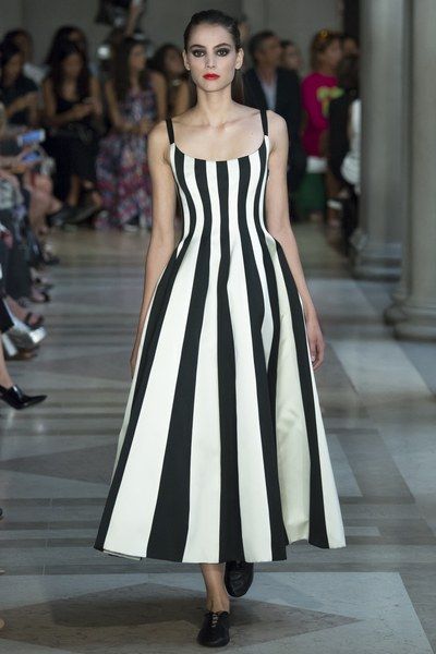 View the complete Carolina Herrera Spring 2017 collection from New York Fashion Week. Fashion Fails, Elegante Casual, Style Noir, White Striped Dress, Black White Fashion, Spring 2017, Mode Inspiration, Fashion 2017, Carolina Herrera