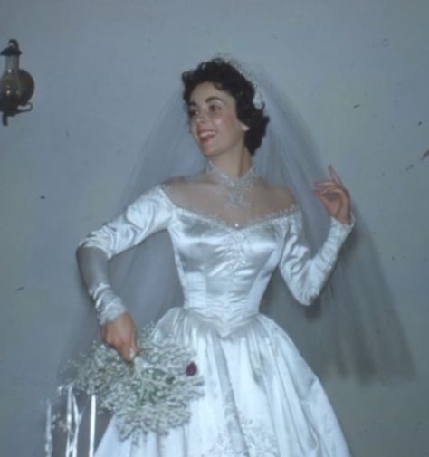 #elizabethtaylor Elizabeth Taylor Wedding, Green Wedding Shoes Bride, Wedding Dresses 90, Vintage Bridal Fashion, Taylor Wedding, Runaway Bride, Satin Wedding Gown, Celebrity Wedding Dresses, Wedding Planning Decor