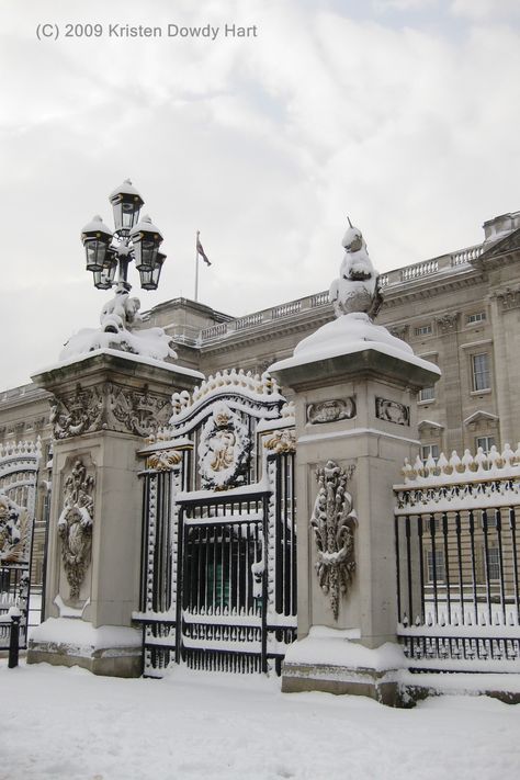 Buckingham Palace in the snow - lots of snow! Snow Palace Aesthetic, Buckingham Palace Aesthetic, Buckingham Palace Christmas, French Chateau House, Palace Exterior, London Snow, Chateau House, Minecraft Idea, Official Residence