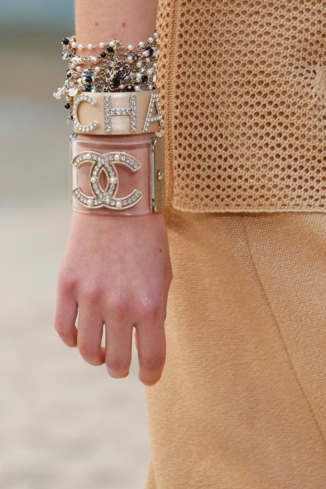 CHANEL RTW SS 2019 #Chanel #ChanelByTheSea #ChanelSpringSummer 2019 #SS19 #KarlLagerfeld | Visit espritdegabrielle.com L'héritage de Coco Chanel #espritdegabrielle Chanel Cuff, Chanel 2019, Chanel Bracelet, Moda Chanel, Jewelry Chanel, Chanel Spring, Fashion Chanel, Chanel Accessories, Chanel Jewelry